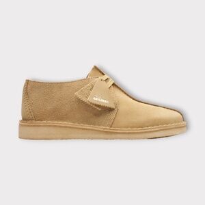 Mens Clarks Desert Trek Boot in Maple Combi Suede. 26176530
